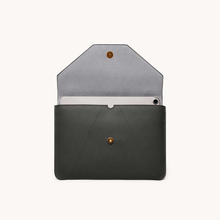 Mini envelope sleeve in noir front view with flap opened.