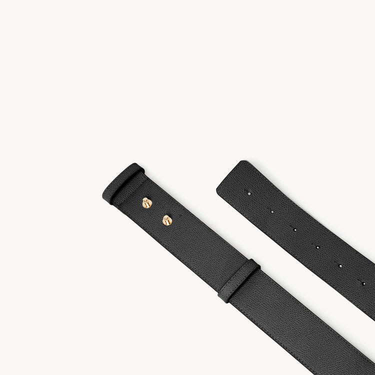 Mini armonica belt in noir closeup.