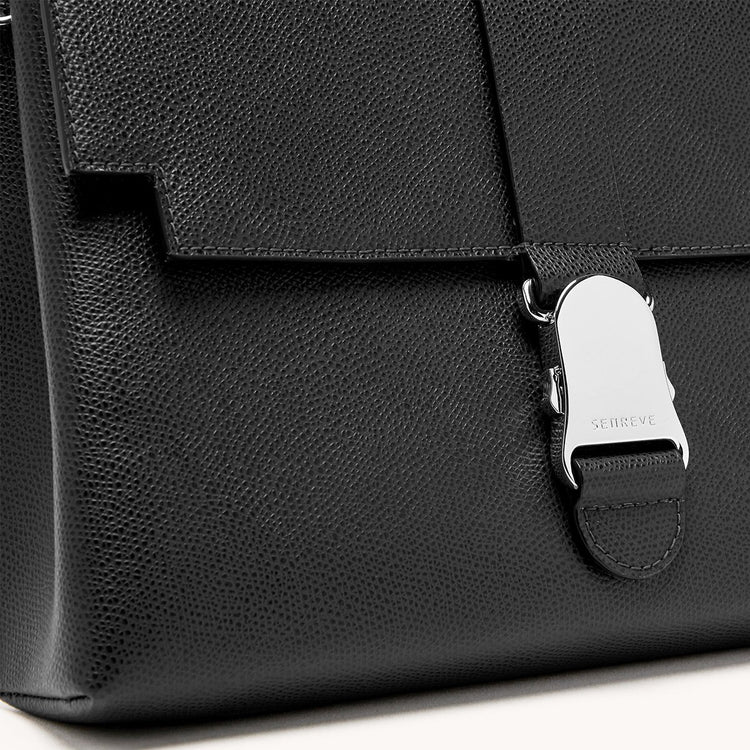 cadence shoulder bag pebbled noir close up view of hardware