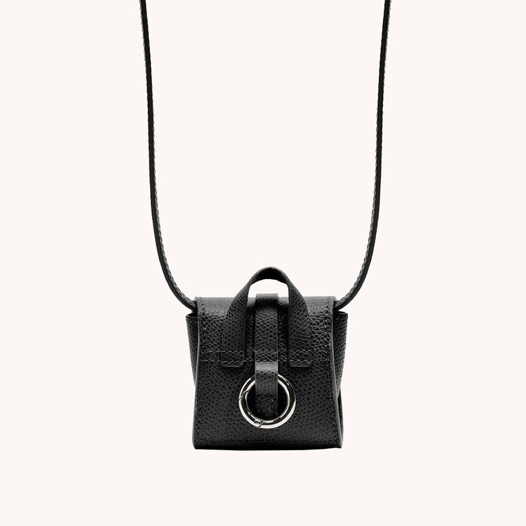 Milli maestra in noir back view.
