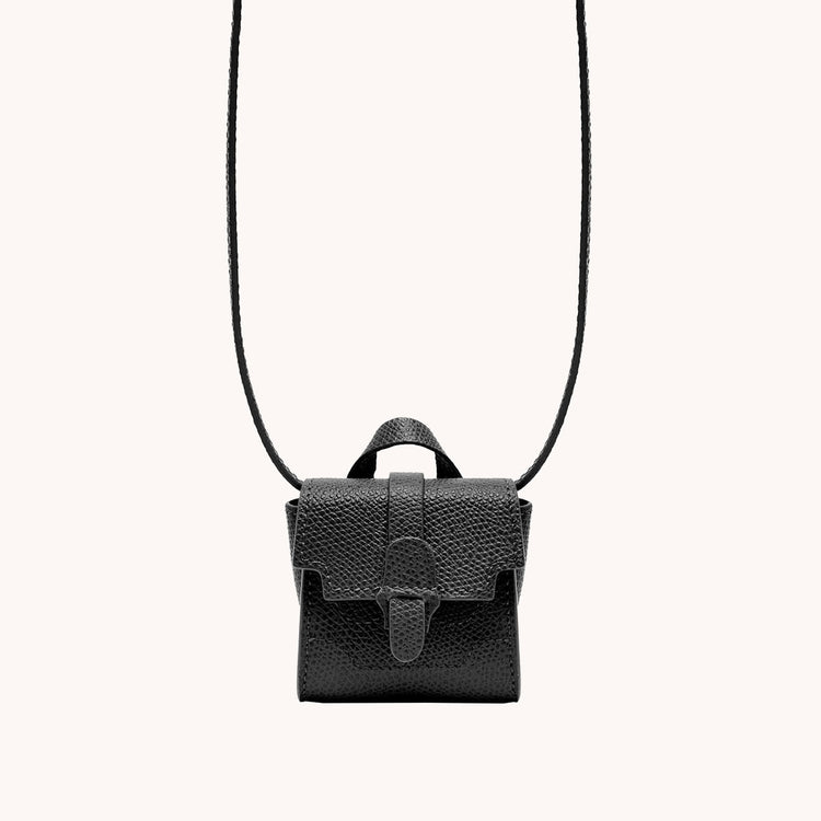 Milli maestra in noir front view.