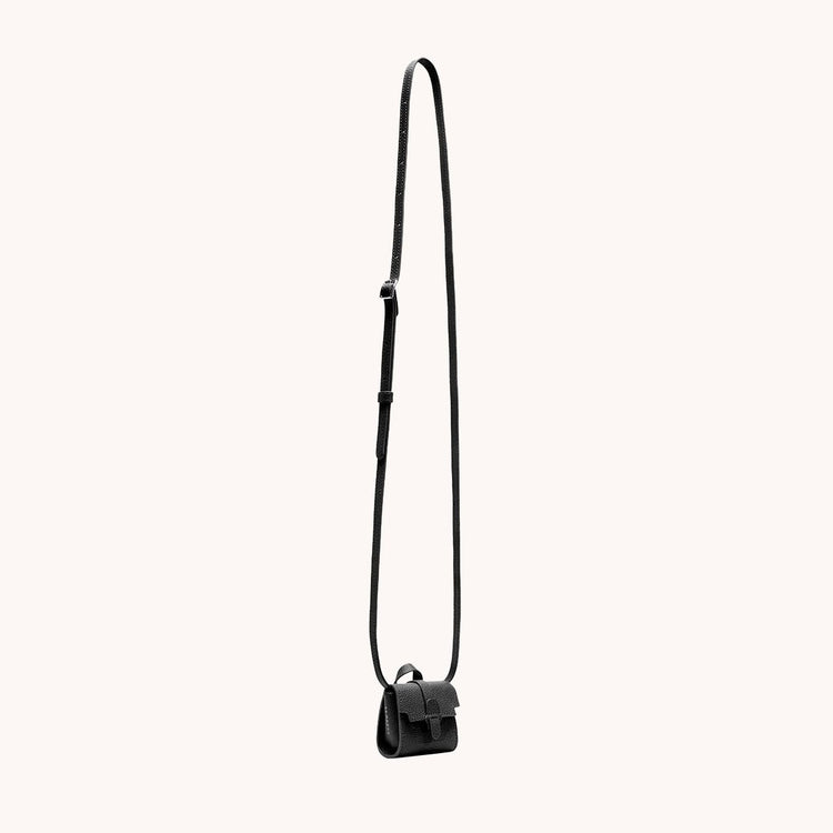 Milli maestra in noir view of shoulder strap.