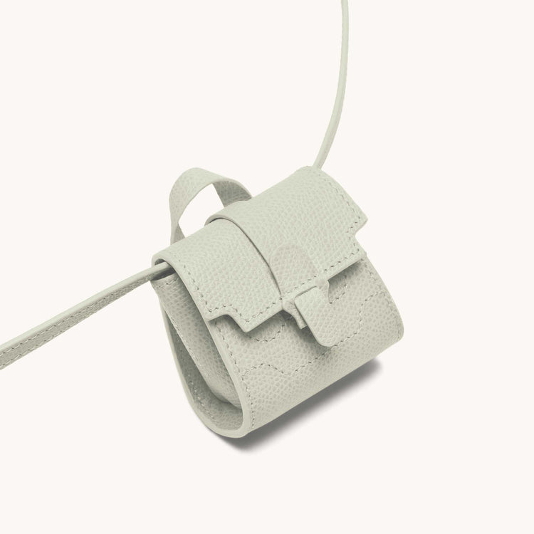 Milli maestra in mint closeup.