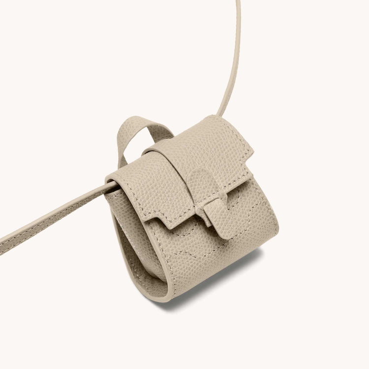 Milli maestra in sand closeup.