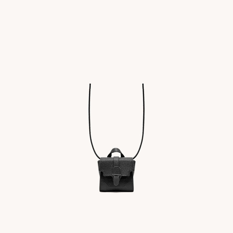 Milli maestra in noir front view.