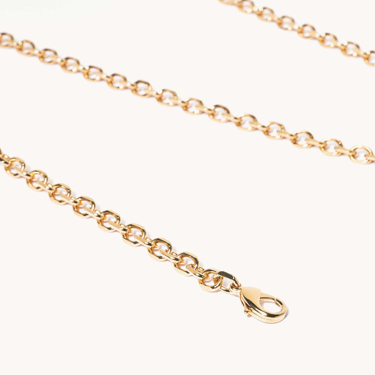 beveled shoulder chain closeup