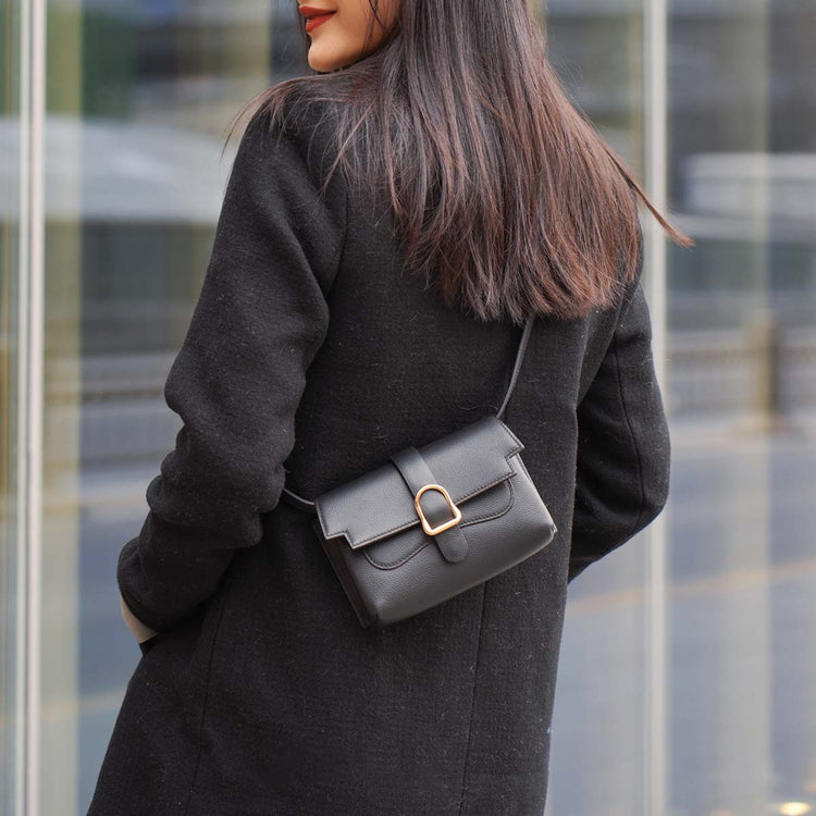 Almost Perfect | Mini Aria Élevée Belt Bag | Piccola 8 main